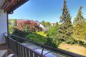 Balkon mit Blick in den Garten - 