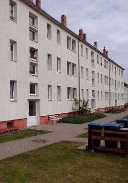 Hausansicht - kleine 3 Raumwohnung mit Balkon zum Selbstrenovieren
