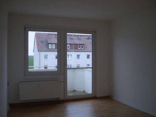 Musterfoto/Wohnzimmer/Balkon - 3 Zimmer Etagenwohnung in Zschepplin