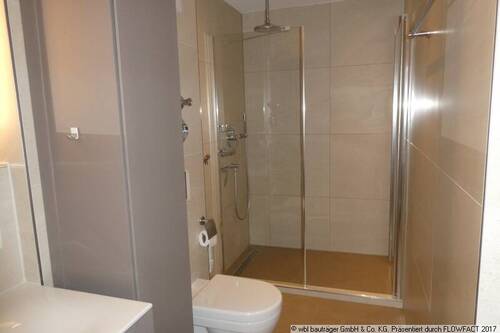 Modernes Bad mit Dusche - 