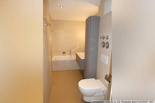 Schönes Bad mit Badewanne, Deckenspots - 