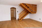 Treppe ins OG (Holzboden KI bearbeitet) - 