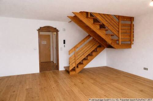 Treppe ins OG (Holzboden KI bearbeitet) - 