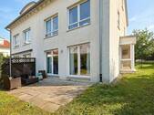 Hausansicht vom Garten mit großer Terrasse - 