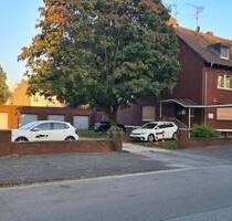 MFH mit 5 Wohnungen, 5 Garagen, 10 Stellplätze und 1 Gewerbe (Bürofläche) - Duisburg Hochemmerich