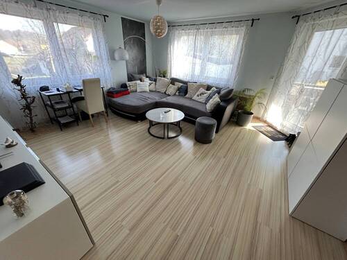 1_Wohnzimmer - Attraktive 3-Zimmer-Wohnung in Eschenbach in Toplage mit einem sonnigen Balkon und einer Garage!