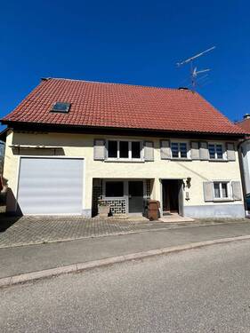 Außenansicht - Preiswertes, großes Haus mit Werkstatt, Garage, Garage und Ausbaupotential für 2 Wohnungen