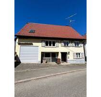 Preiswertes, großes Haus mit Werkstatt, Garage, Garage und Ausbaupotential für 2 Wohnungen - Zimmern unter der Burg