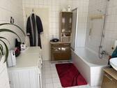 Badezimmer mit Waschmaschine und Trockner - 
