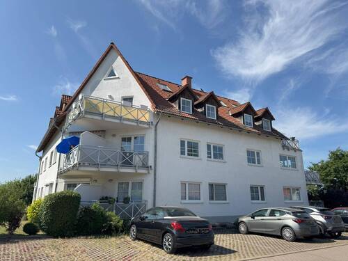 Straßenansicht - Mehrfamilienhaus Sportplatzweg - Vermietete Eigentumswohnung mit Stellplatz und Kelleranteil im grünen Erfurt-Salomonsborn