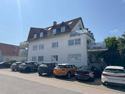 Gebäudeansicht - Parkplatz - 2 Zimmer Etagenwohnung zum Kaufen in Erfurt