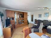 Wohnzimmer mit Blick zum Flur - 