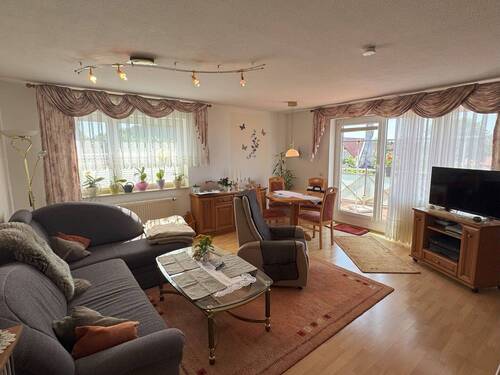 Wohnzimmer mit Zugang zum Balkon - 