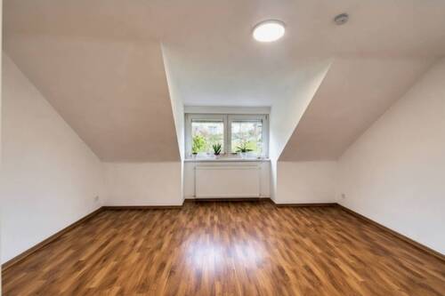 Wohnzimmer Leer - 4 Zimmer Etagenwohnung in Stuttgart