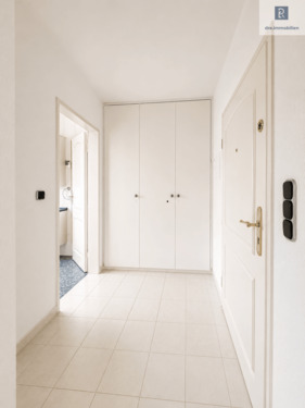 Flur mit Einbauschrank - 