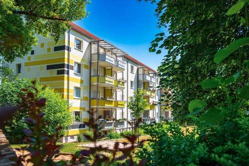 Hausansicht - Bestens sanierte 3-Raum-Wohnung