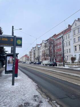 Straßenansicht und Haltestelle Straßenbahn - 3 Zimmer Etagenwohnung in Erfurt