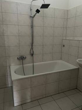 Badezimmer mit Badewanne - 