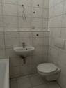 Badezimmer mit Waschtisch und WC - 