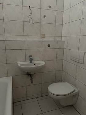 Badezimmer mit Waschtisch und WC - 