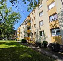 Singlehit mit Balkon: Sanierte 2-Raum-Wohnung in ruhiger Lage von Merseburg-Süd