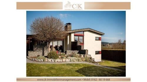 Bild 1 - Charmantes Einfamilienhaus mit Garten und drei Garagen in Roding-Wetterfeld