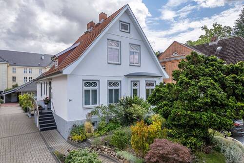 Haus mit Zufahrt zum hinteren Grundstück - 5 Zimmer Einfamilienhaus in Eutin