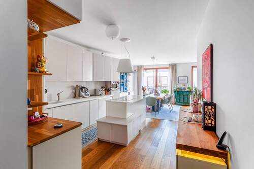 Blick in Küche und Wohnraum - Tolle Familien-Neubauwohnung mit Balkon und Tiefgarage in Prenzlauer Berg