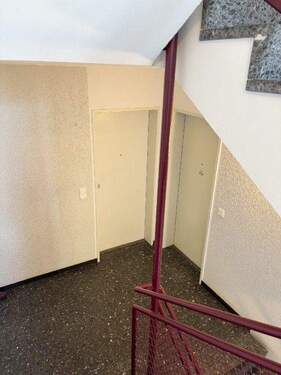 Treppenhaus - 3 Zimmer Etagenwohnung zur Miete in Düsseldorf