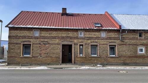 Straßenansicht - Sanierungsobjekt mit viel Platz