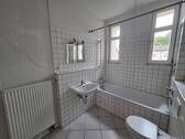 WC, Waschbecken und Wanne - 
