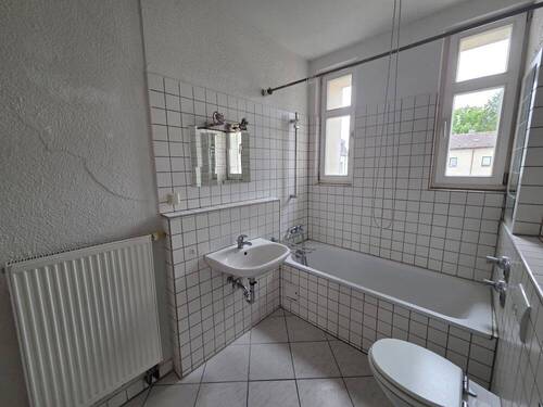 WC, Waschbecken und Wanne - 