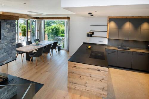 Die Küche öffnet sich zum Essbereich I EG - 5 Zimmer Doppelhaushälfte in Garmisch-Partenkirchen