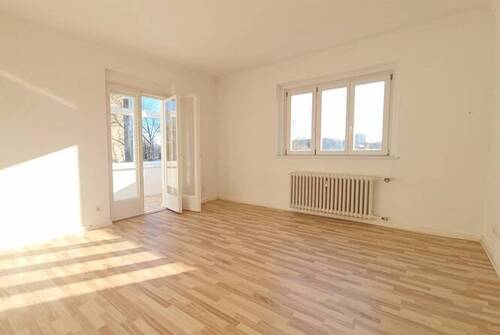 Wohnzimmer mit Wintergarten - 2 Zimmer Etagenwohnung zum Kaufen in Berlin