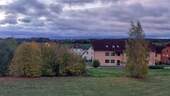 Ausblick Wohnzimmer - Wir renovieren für Sie neu! - 487,00 EUR Kaltmiete, ca.  71,00 m² Wohnfläche