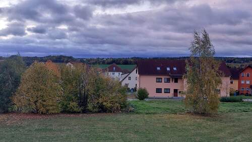 Ausblick Wohnzimmer - Wir renovieren für Sie neu! - 487,00 EUR Kaltmiete, ca.  71,00 m² Wohnfläche