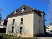 Seitenansicht mit Grünfläche - 2 Zimmer Etagenwohnung zur Miete in Chemnitz