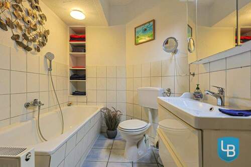 WE1: Wannen- und Duschbad - 1 Zimmer Mehrfamilienhaus, Wohnhaus in Kiel