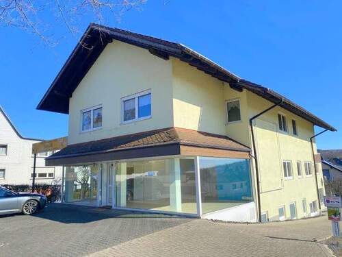 Hausansicht - Großzügige Büro- oder Praxisräume in stark frequentierter Lage