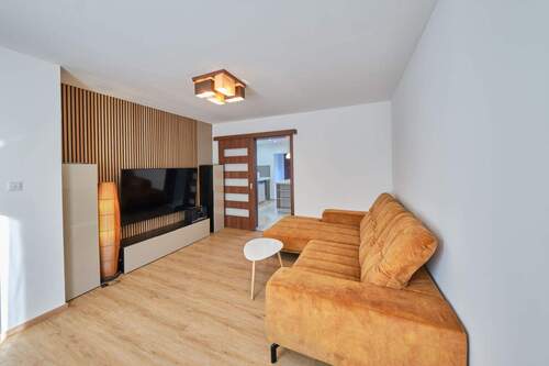 Wohnzimmer mit Zugang zur Küche - Top saniertes und bezugsfertiges Reihenhaus - einziehen und gleich wohlfühlen