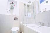 Badezimmer mit Wanne - 