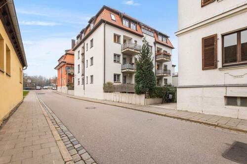 Außenansicht - Stadtamhof! Wohnen in Bestlage: 2 Zimmer, Balkon und Tiefgarage