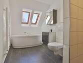 Tageslichtbad mit freistehender Wanne und Walk-In Dusche - DG links - 