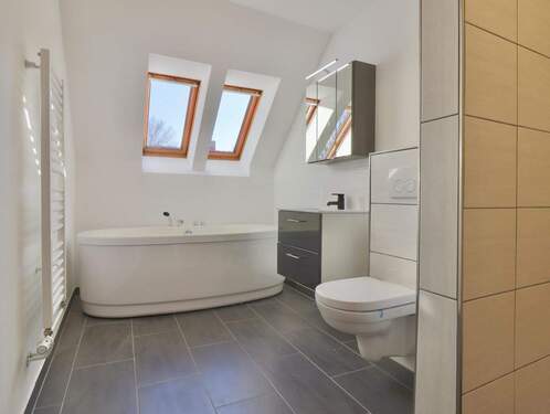 Tageslichtbad mit freistehender Wanne und Walk-In Dusche - DG links - 