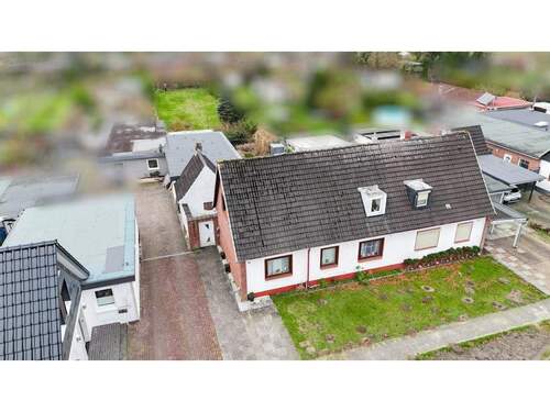 Vorderansicht mit Grundstück - 5 Zimmer Doppelhaushälfte zum Kaufen in Neumünster