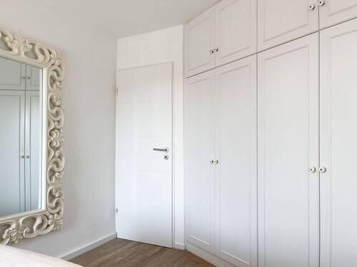 Schlafzimmer mit Einbauschränken - 