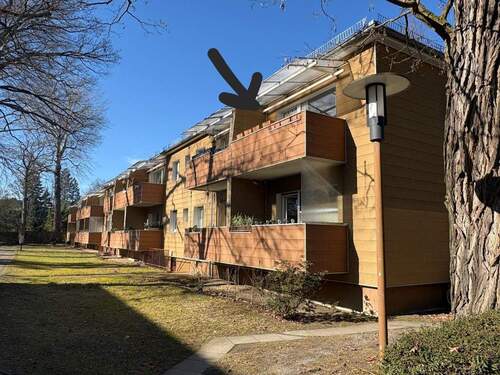 Blick von außen auf den terrassenartigen Balkon - 3 Zimmer Etagenwohnung in Berlin