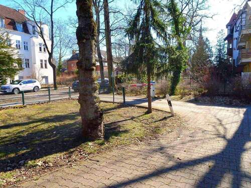 Privater PKW-Stellplatz mit Zufahrtsschranke - 