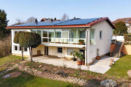 Außenansicht der Immobilie - Sonnenverwöhntes Wohnen mit großzügigem Raumgefühl & Weitblick