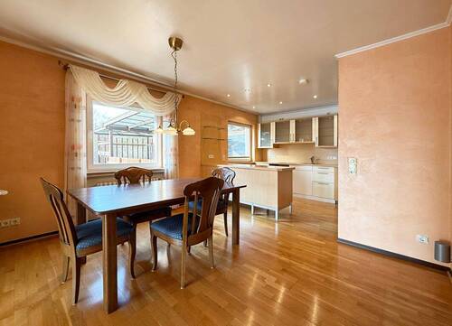 ... mit angrenzendem Essbereich - 